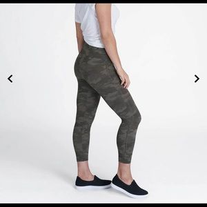 Spanx Look at Me Now Seamless Green Camo Cropped Leggings. XL
